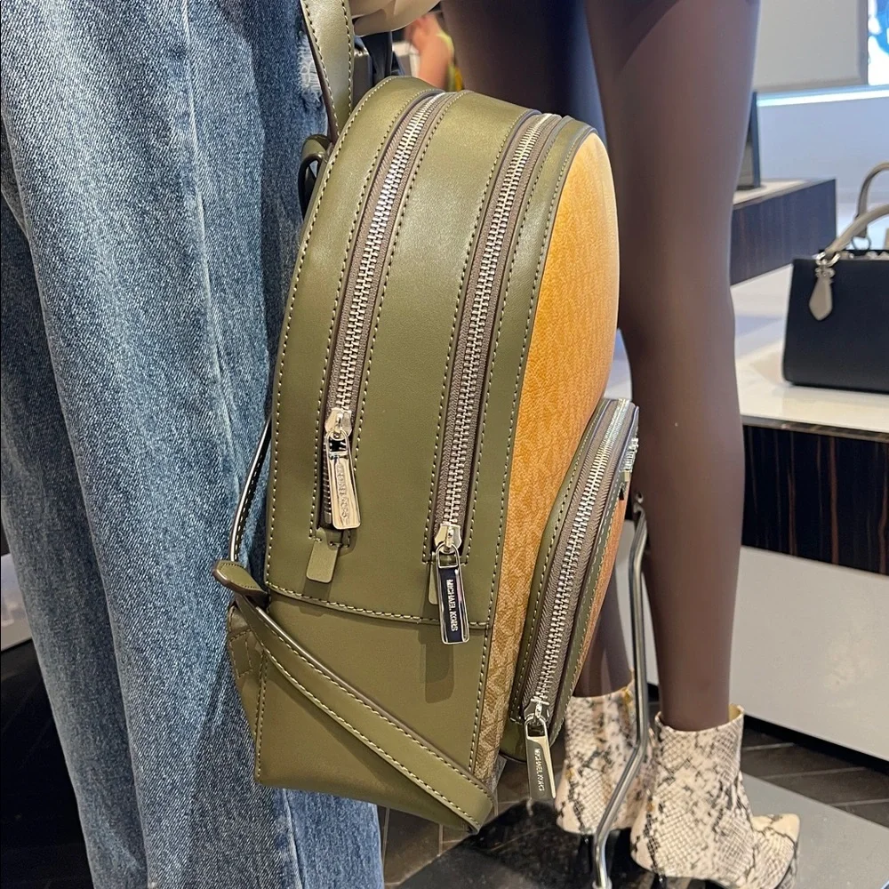 MICHAEL KORS Jaycee Medium Ombré Signature Logo Backpack
Olive Combo
NWT - Picture 12 of 16